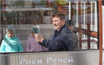 «Выше птиц»: мэр Красноярска с дочками прокатился на новом колесе обозрения в «Роевом ручье»