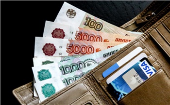 В Красноярске водитель такси потратил деньги с карты забывчивого клиента. Суд ограничился условным заключением
