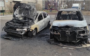 В Красноярске на Джамбульской сгорело два автомобиля