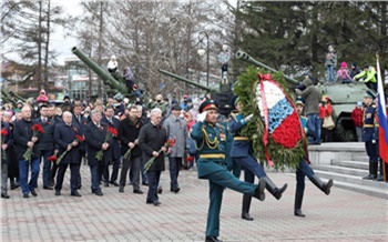 Александр Усс возложил цветы к Вечному огню у мемориала Победы и поздравил красноярцев