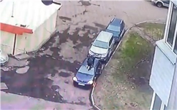 На правобережье Красноярска хулиган забрался на машину и помял ее. Ищет полиция