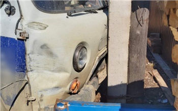 В поселке Красноярского края двое мужчин врезались в столб на угнанном грузовике