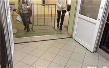 После трагедии в Казани школам Красноярского края рекомендовали усилить меры безопасности