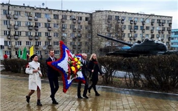 Работники Богучанской ГЭС возложили венки к Мемориалу Победы в Кодинске