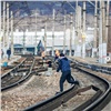 «Запнулся — и ты уже под поездом»: красноярский фотограф поразился безрассудности перебегающих ж/д пути красноярцев