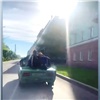Возившего пассажиров на багажнике «Жигулей» бесправника наказали благодаря доносу красноярца (видео)