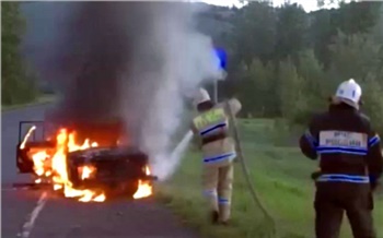 Злостный нарушитель ПДД поджег свой автомобиль на глазах у полиции в Красноярском крае