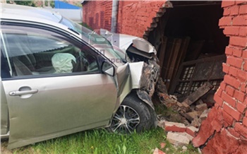 На Брянской Toyota вылетела с кольца и пробила кирпичную стену. Водитель в больнице