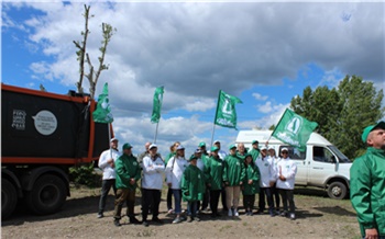 «Вот такие зелёные дела!»: в Красноярске экологические инспекторы высадили деревья и собрали полтонны мусора