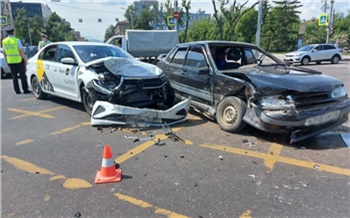 В центре Красноярска водитель ВАЗа с ребенком нарушил ПДД и столкнулся с такси: малыша уберегло правильное автокресло