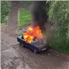 Во дворе на правобережье Красноярска за несколько минут сгорела машина (видео)