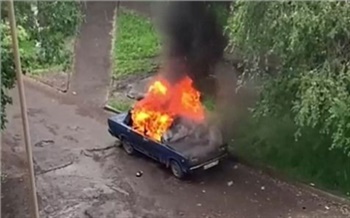 Во дворе на правобережье Красноярска за несколько минут сгорела машина