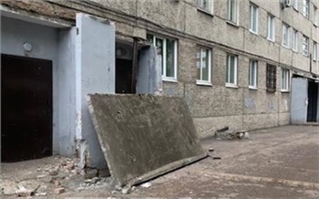 Бетонный козырек обвалился на Карбышева в Красноярске