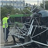 В Красноярске пожилой водитель пробил заборчик и перевернул автомобиль около здания мэрии (видео)
