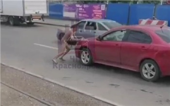 На правом берегу Красноярска голый неадекватный мужчина угодил под грузовик