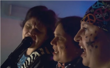 «Тусич дикий!»: в Лесосибирске родители выпускников перепели скандальный трек Anacondaz