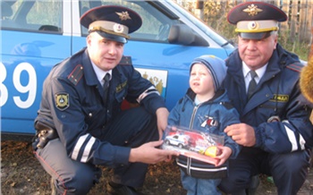 Инспекторы ГИБДД поделились историей рождения ребенка в «рубашке» на дороге в Лесосибирске