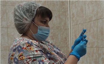 В Красноярск привезли новую партию вакцины «КовиВак». Ее получат работники «красной зоны»