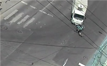 «Закрыл глаза и поехал»: в центре Красноярска неосторожный велосипедист попал под колеса грузовика