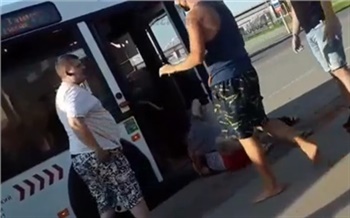 «Лежи и не дергайся!»: в Красноярске пассажир автобуса ударил кондуктора и был жестко скручен водителем