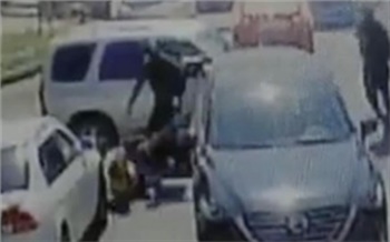 В Хакасии неизвестные в балаклавах избили адвоката и прокололи колеса его машины