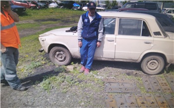 В Красноярском крае перегруженная машина с краденым металлом улетела в кювет