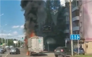 На правобережье Красноярска на проезжей части вспыхнул грузовик