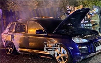 Неизвестные подожгли Porsche Cayenne в Ачинске
