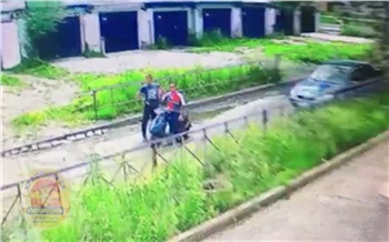 В Красноярске два парня украли мопед из-под камеры наблюдения во дворе на Чайковского. Полиция просит помощи в их поимке