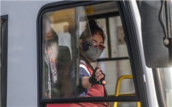 «Хамят, толкаются и дерутся»: жители Солнечного массово жалуются на автобусы 23-го маршрута