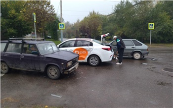 На правобережье Красноярска таксист не пропустил встречный ВАЗ и разбил две машины