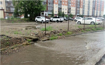 В Красноярске двор дома на Абытаевской заливает после каждого дождя. Власти решили построить новый водоотвод