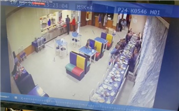 «Похоже на поминки»: сотрудники минусинского УИКа устроили обед в зале для голосования