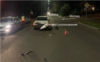 В Красноярске 15-летний водитель мопеда попал под колеса автомобиля. Теперь его семью оштрафуют и поставят на учет