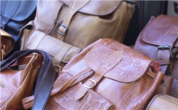 «Чаще всего подделывают Louis Vuitton, Nike и Chanel»: за восемь месяцев сибирские таможенники изъяли почти 150 тысяч контрафактных товаров