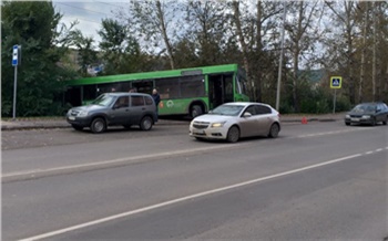 В Октябрьском районе Красноярска автобус с пассажирами, но без водителя скатился в кювет