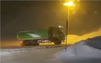 «Каша полная»: четыре грузовика и пикап разбились при спуске с заснеженной горы в Норильске