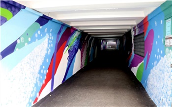 «Уличные художники превратили стены в арт-объект»: в Красноярске отремонтировали пять подземных пешеходных переходов
