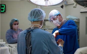 Травматологи красноярской БСМП научились заменять изношенные протезы суставов