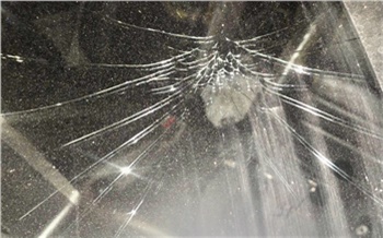 В Красноярске мальчик разбил голову о лобовое стекло отцовской машины. Водитель врал об использовании бустера