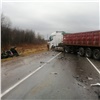 Пожилой водитель внедорожника погиб после ДТП с фурой на трассе под Красноярском (видео)