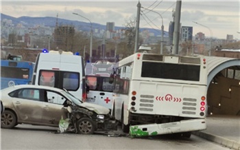 «Летчиков на дорогах хватает»: в Красноярске на улице Брянской Volkswagen влетел в автобус