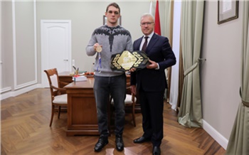 Чемпиону мира по боксу Марку Петровскому подарили квартиру в Красноярске