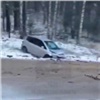 На трассе между Красноярском и Дивногорском водитель Renault выехал на «встречку» и спровоцировал ДТП (видео)