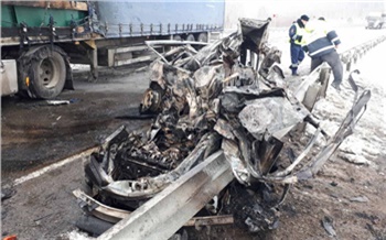 На трассе под Красноярском «Лада» столкнулась с грузовиком и загорелась: водитель погиб на месте