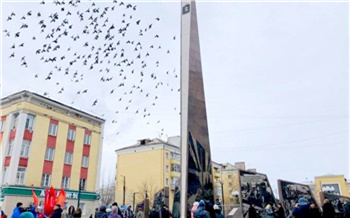 «Символ нашего единства, уважения и любви»: на правобережье открыли стелу «Красноярск — город трудовой доблести»