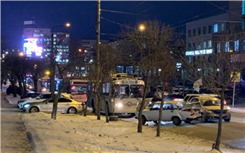 На Маерчака столкнувшиеся ВАЗ и «Рено» перекрыли проезд в сторону города. В пробке стоят больше 10 троллейбусов