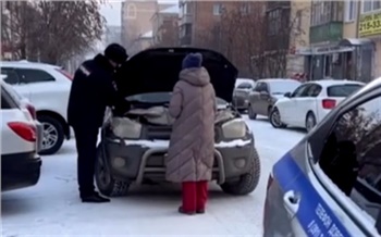 Главный гаишник Красноярска помог автоледи, у которой на морозе сломалась машина
