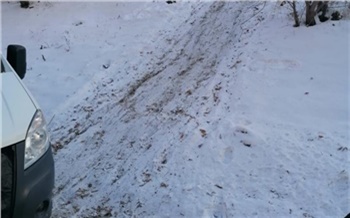 В Красноярске 4-летняя девочка скатилась со стихийной горки на проезжую часть и ударилась о ГАЗель