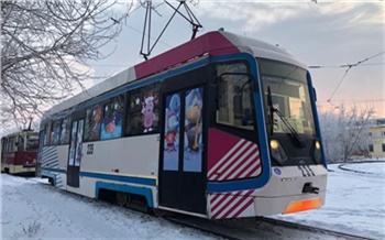 По Красноярску начали ездить мультяшные троллейбус и трамвай